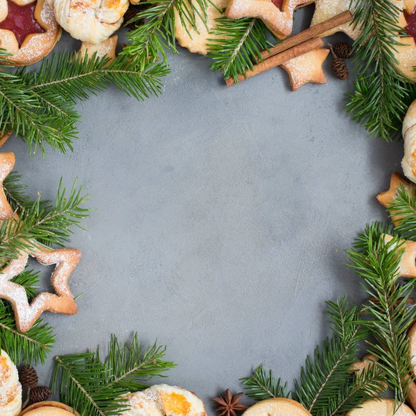 Beton gri arka plan üzerinde zencefilli ev yapımı kurabiye - yıldız ile çilek reçel