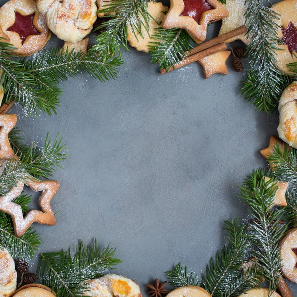 Galletas caseras de jengibre - estrellas con mermelada de fresa sobre fondo gris concreto — Foto de Stock