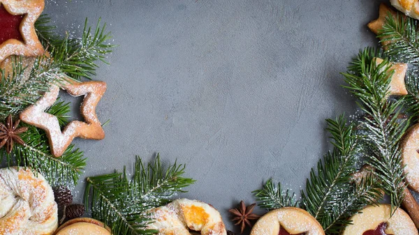 Galletas caseras de jengibre - estrellas con mermelada de fresa sobre fondo gris concreto — Foto de Stock