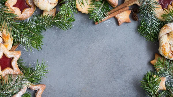 姜自制饼干-星与草莓果酱上混凝土的灰色背景 — 图库照片