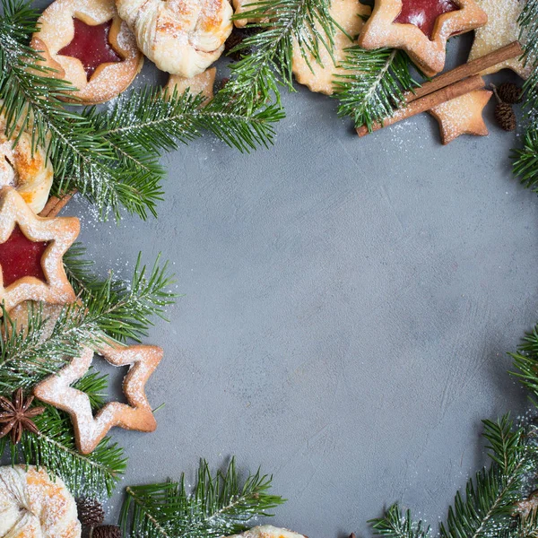 Galletas caseras de jengibre - estrellas con mermelada de fresa sobre fondo gris concreto —  Fotos de Stock