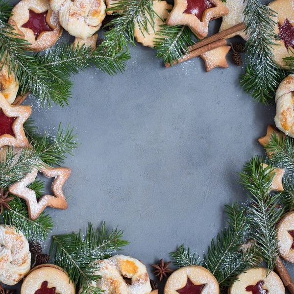 姜自制饼干-星与草莓果酱上混凝土的灰色背景 — 图库照片