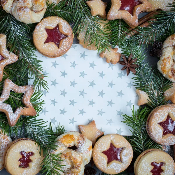 Імбирне домашнє печиво зірки з полуничним джемом на паперовому сірому фоні — стокове фото