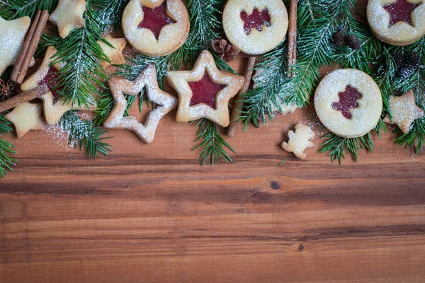 Galletas caseras de jengibre con mermelada de fresa sobre un fondo de madera — Foto de Stock