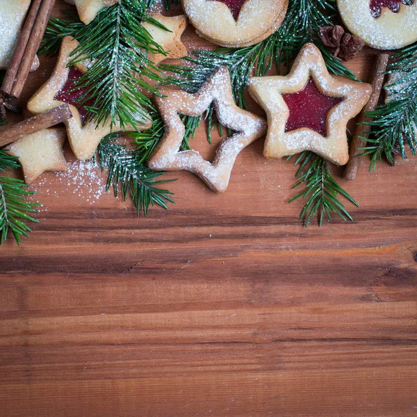 Імбирне домашнє печиво з полуничним джемом на дерев'яному фоні — стокове фото