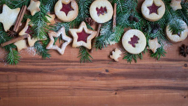 Biscotti fatti in casa allo zenzero con marmellata di fragole su uno sfondo di legno — Foto Stock