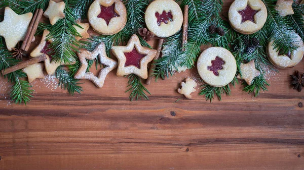 Galletas caseras de jengibre con mermelada de fresa sobre un fondo de madera — Foto de Stock