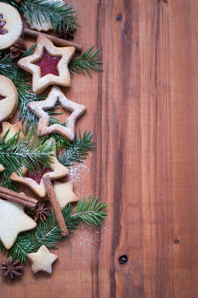 Galletas caseras de jengibre con mermelada de fresa sobre un fondo de madera — Foto de Stock