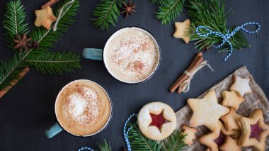 Süt ve zencefilli ev yapımı kurabiye kahve