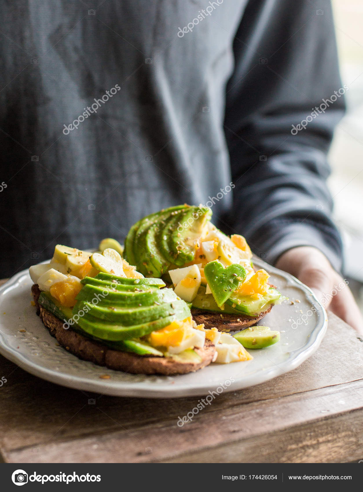 牛油果、蛋、黄瓜整粒土司——图库图片© anna_tukhfatullina #174426054