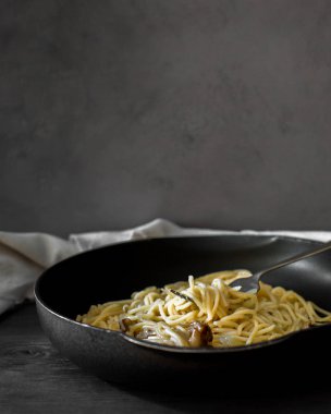 Atmosferik fotoğraf soğancık soslu spagetti
