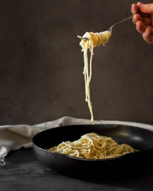 Atmosferik fotoğraf soğancık soslu spagetti