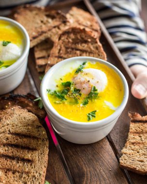 Baharat ve tereyağı ile Yunan yoğurt, haşlanmış yumurta