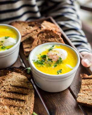 Baharat ve tereyağı ile Yunan yoğurt, haşlanmış yumurta