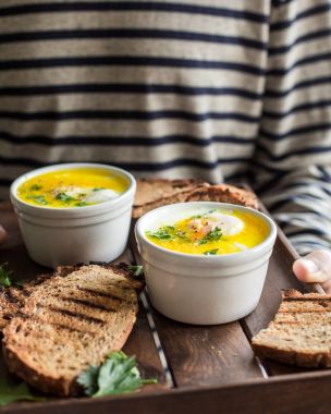 Baharat ve tereyağı ile Yunan yoğurt, haşlanmış yumurta