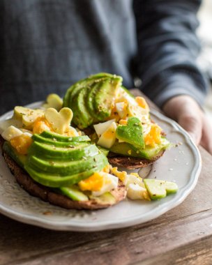 Bütün tahıl tost avokado, yumurta, salatalık ile