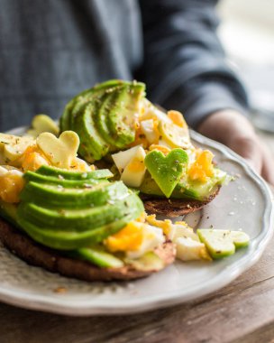 Bütün tahıl tost avokado, yumurta, salatalık ile