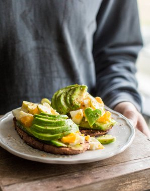 Bütün tahıl tost avokado, yumurta, salatalık ile