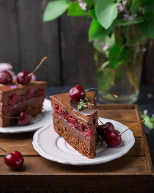 Bir parça çikolatalı vişneli Mus kek