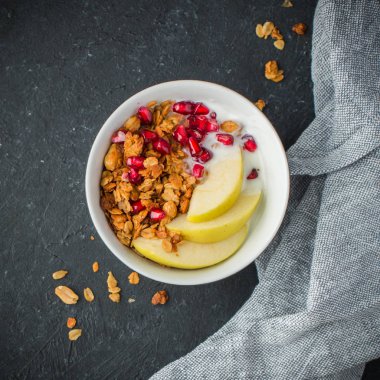 sağlıklı kahvaltı. granola 