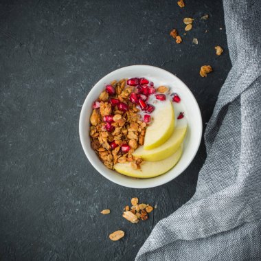 sağlıklı kahvaltı. granola 
