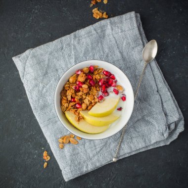 sağlıklı kahvaltı. granola 
