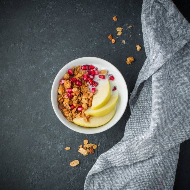 sağlıklı kahvaltı. granola 