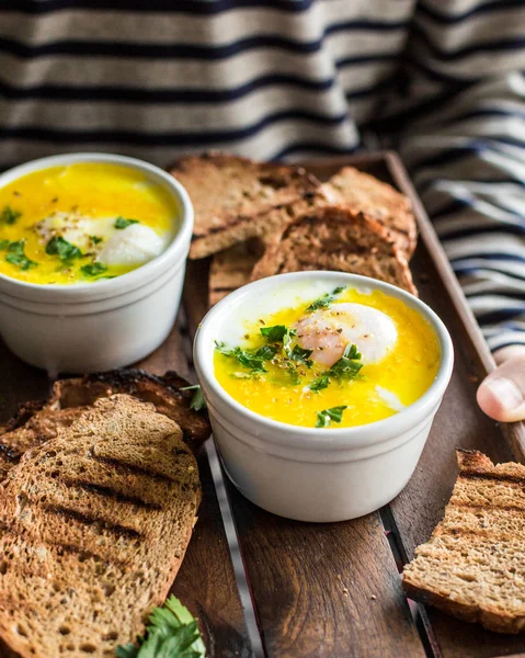 Baharat ve tereyağı ile Yunan yoğurt, haşlanmış yumurta