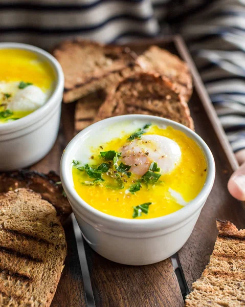 Baharat ve tereyağı ile Yunan yoğurt, haşlanmış yumurta — Stok fotoğraf