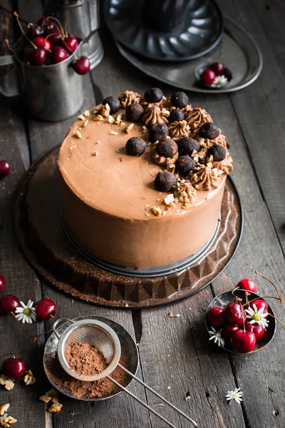 Kiraz ve fındık ile çikolatalı kek 