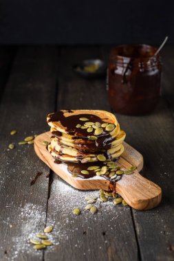 Ev yapımı çikolata soslu kabak Amerikan krep (krep)