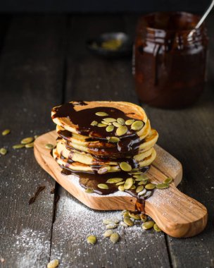 Ev yapımı çikolata soslu kabak Amerikan krep (krep)