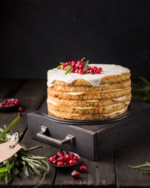 Kızılcık ve biberiye ile bal fındık zencefil ve havuç kek dekore edilmiş