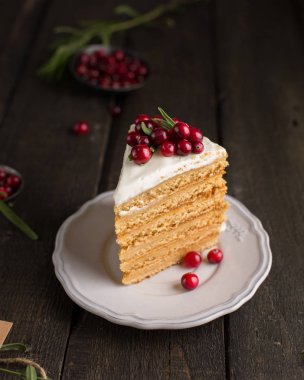 Kızılcık ve biberiye ile bal fındık zencefil ve havuç kek dekore edilmiş