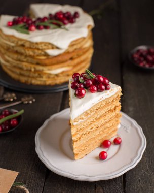 Kızılcık ve biberiye ile bal fındık zencefil ve havuç kek dekore edilmiş