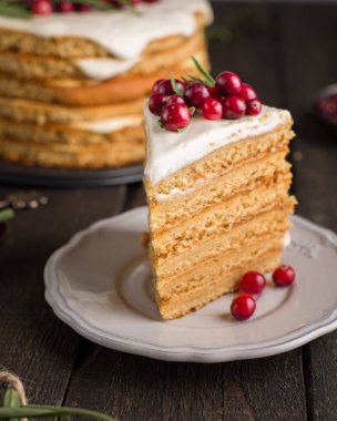 Kızılcık ve biberiye ile bal fındık zencefil ve havuç kek dekore edilmiş