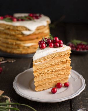 Kızılcık ve biberiye ile bal fındık zencefil ve havuç kek dekore edilmiş