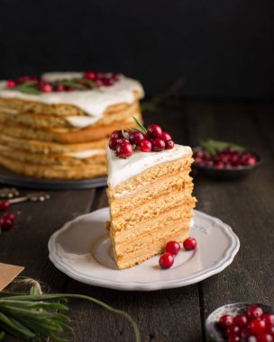 Kızılcık ve biberiye ile bal fındık zencefil ve havuç kek dekore edilmiş
