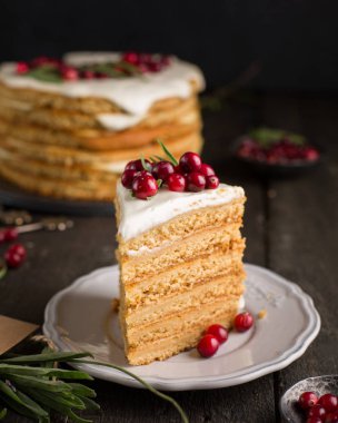 Kızılcık ve biberiye ile bal fındık zencefil ve havuç kek dekore edilmiş