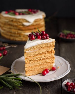 Kızılcık ve biberiye ile bal fındık zencefil ve havuç kek dekore edilmiş