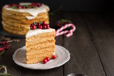 Kızılcık ve biberiye ile bal fındık zencefil ve havuç kek dekore edilmiş