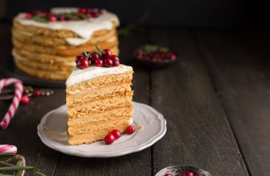 Kızılcık ve biberiye ile bal fındık zencefil ve havuç kek dekore edilmiş