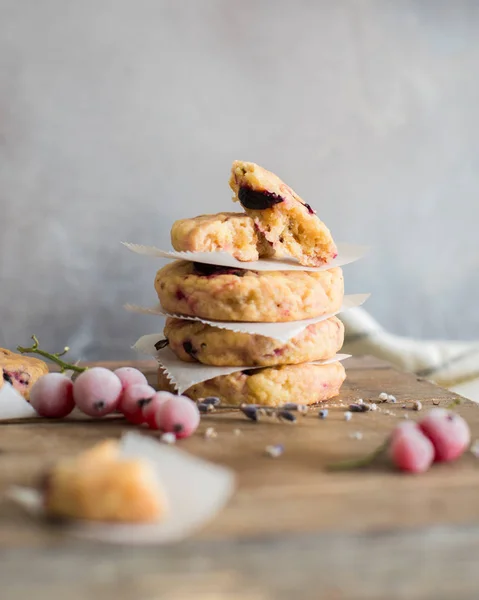 Домашнее печенье с полентой, замороженными ягодами и розмарином . — стоковое фото