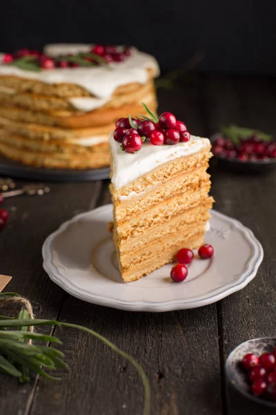 Kızılcık ve biberiye ile bal fındık zencefil ve havuç kek dekore edilmiş