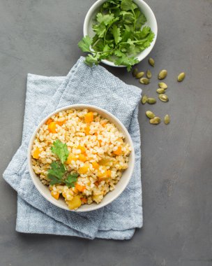 Mükemmel vejetaryen yemeği. Kabak ile Bulgur
