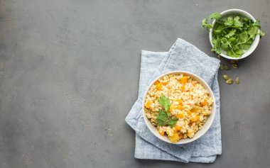 Mükemmel vejetaryen yemeği. Kabak ile Bulgur