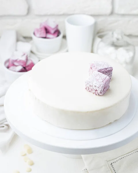 Foto Eines Cremigen Weißen Moussekuchens Mit Marshmallows Einem Café Ein — Stockfoto