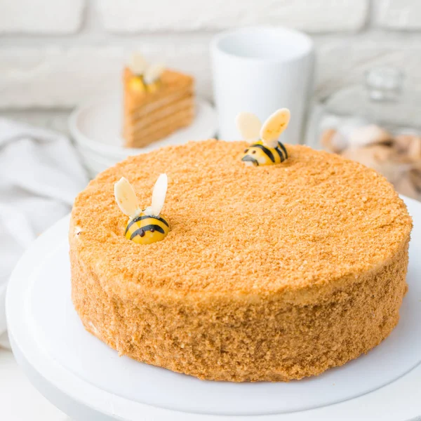 Foto Eines Karottenhonigkuchens Mit Bienen Einem Café Ein Moderner Kuchen — Stockfoto