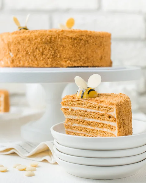 Foto Eines Karottenhonigkuchens Mit Bienen Einem Café Ein Moderner Kuchen — Stockfoto