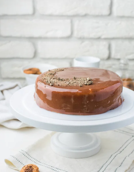 Foto Eines Schokoladenkaramellkuchens Einem Café Ein Moderner Kuchen Mit Geschnittenem — Stockfoto